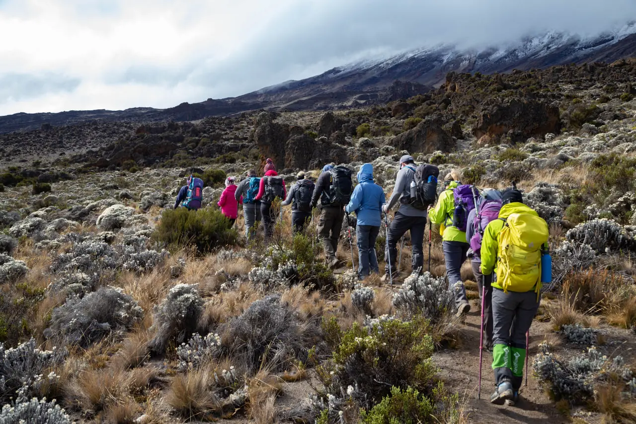 Een groep op de Northern Circuit-route. Altezza Travel-expeditie