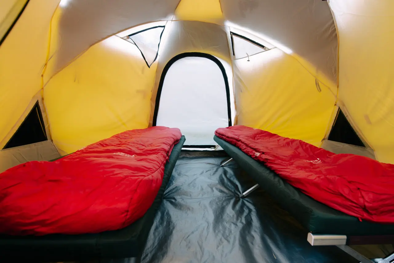 Binnen in de premium inlooptenten van Altezza Travel
