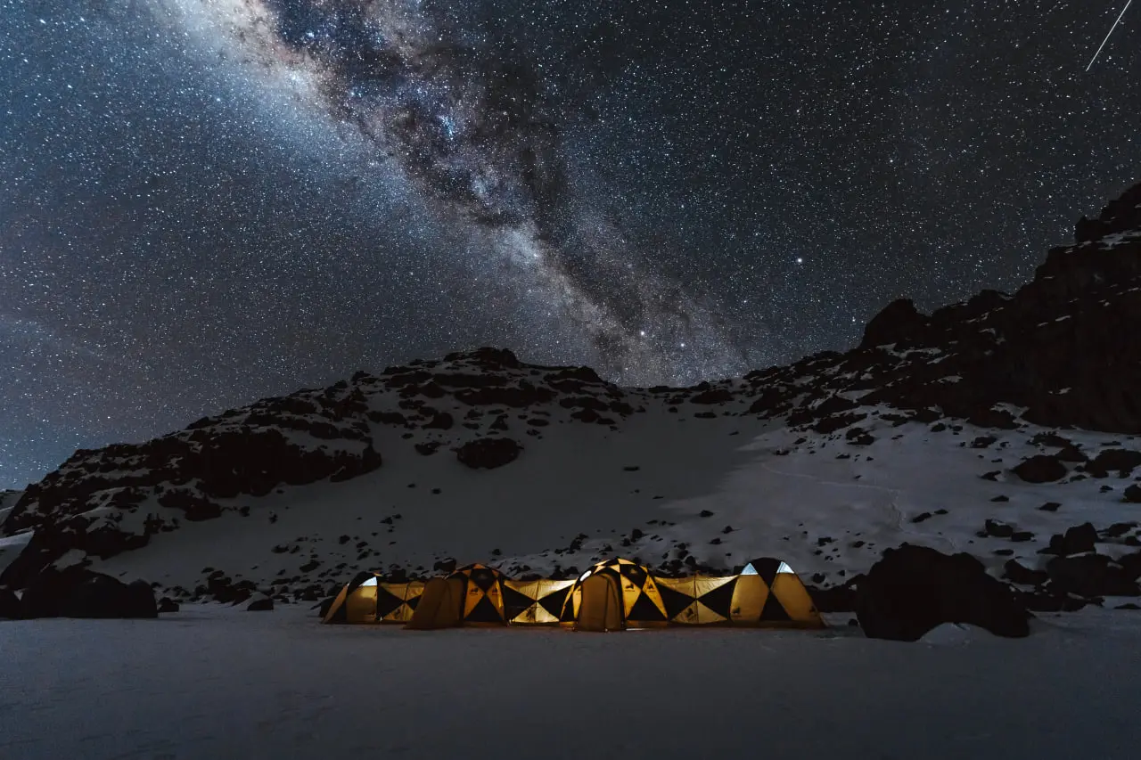 Premium inlooptent van Altezza Travel in de Kilimanjaro-krater