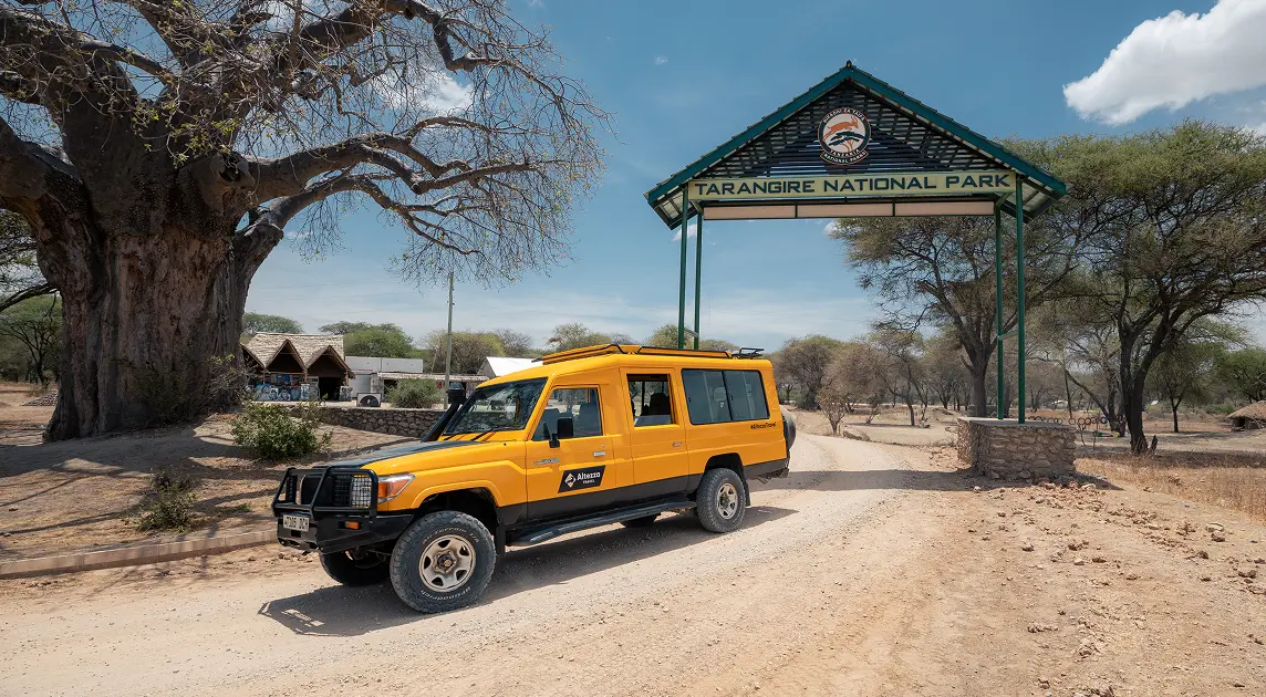 Safarijeep van Altezza Travel bij de toegangspoorten van het Tarangire Nationaal Park