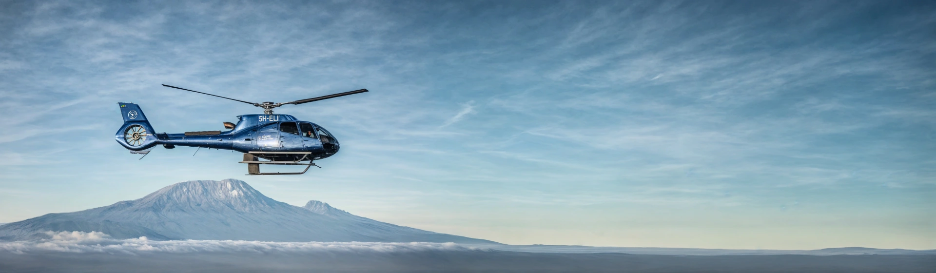 Helikoptervlucht boven de Kilimanjaro Helikoptervlucht boven de Kilimanjaro